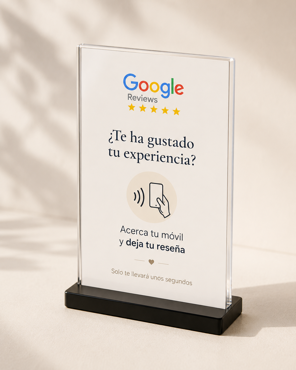Soporte de sobremesa con diseño neutro, cinco estrellas e indicación para acercar el móvil.
