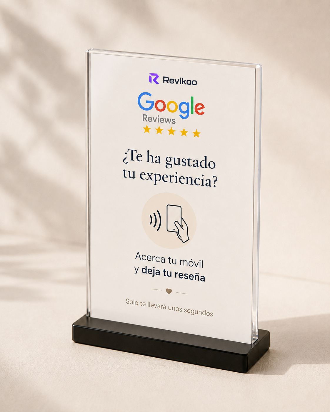 Soporte de sobremesa con el diseño Revikoo, cinco estrellas e indicación para acercar el móvil.
