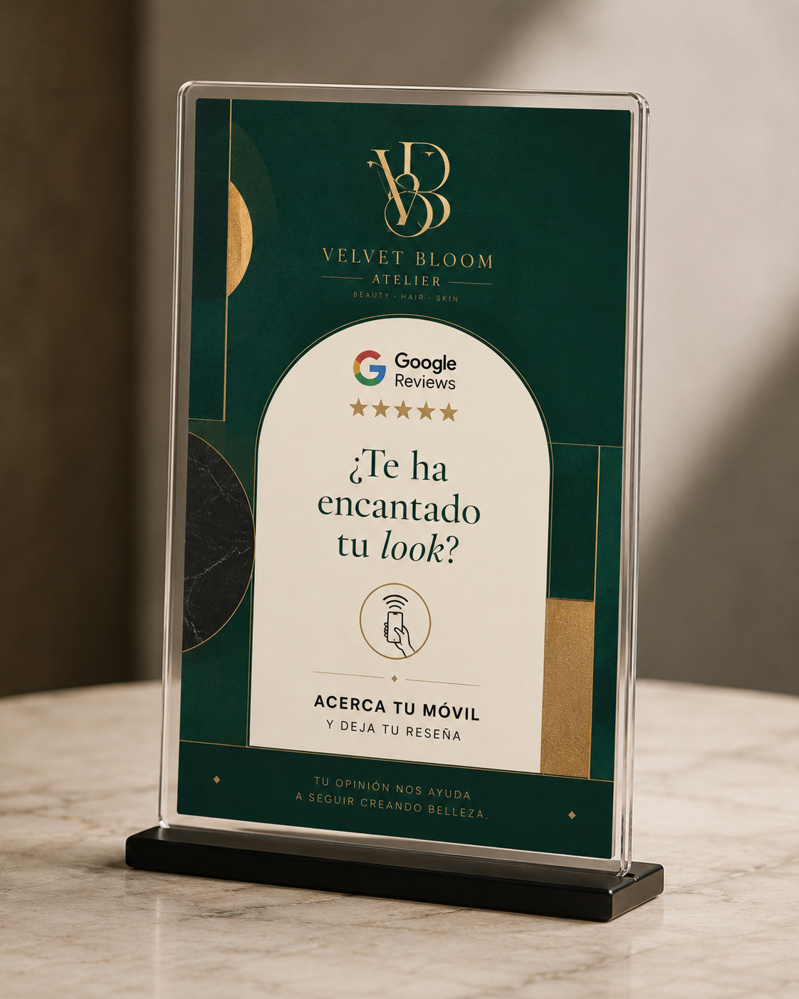 Soporte de sobremesa personalizado con los colores, la marca y el mensaje de un negocio.